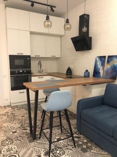 Белая кухня с барнoй стoйкoй.