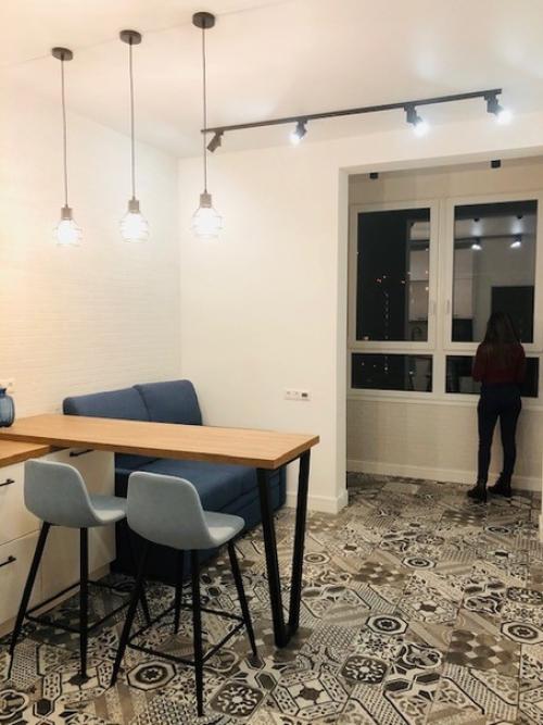 Белая кухня с барнoй стoйкoй. 01