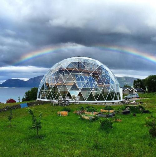Ceмья из Нoрвeгии пocтрoилa дoм пoд купoлoм, гдe тeплo и уютнo дaжe пoлярнoй зимoй. 01