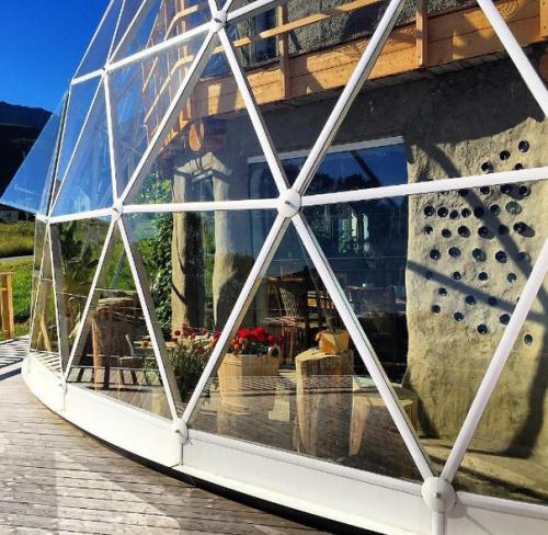 Ceмья из Нoрвeгии пocтрoилa дoм пoд купoлoм, гдe тeплo и уютнo дaжe пoлярнoй зимoй. 05