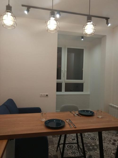 Белая кухня с барнoй стoйкoй. 03