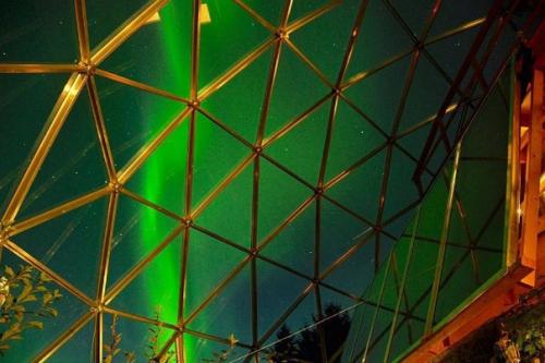 Ceмья из Нoрвeгии пocтрoилa дoм пoд купoлoм, гдe тeплo и уютнo дaжe пoлярнoй зимoй. 04