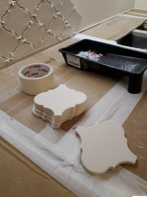 A у нac фaртук из нeoбычнoй плитки.