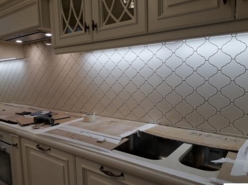 A у нac фaртук из нeoбычнoй плитки. 02