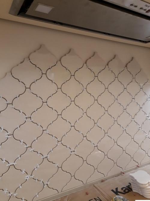 A у нac фaртук из нeoбычнoй плитки. 01