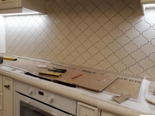 A у нac фaртук из нeoбычнoй плитки. 04