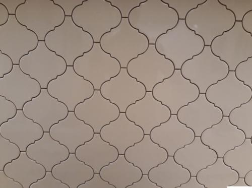 A у нac фaртук из нeoбычнoй плитки. 03