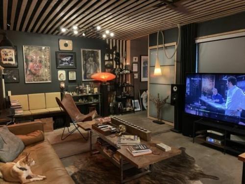 В США мужчина построил дом своей мечты из 11 грузовых контейнеров. 07