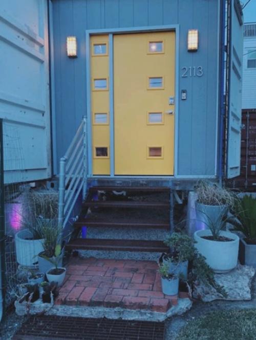 В США мужчина построил дом своей мечты из 11 грузовых контейнеров. 01