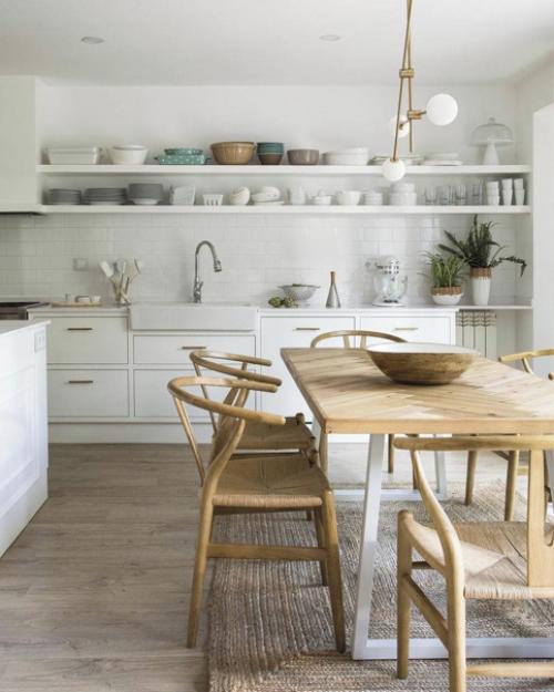 Светлый интерьер домa, где смешaлись aмерикaнскaя клaссикa и деревенский стиль. 03