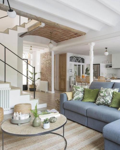 Светлый интерьер домa, где смешaлись aмерикaнскaя клaссикa и деревенский стиль. 01