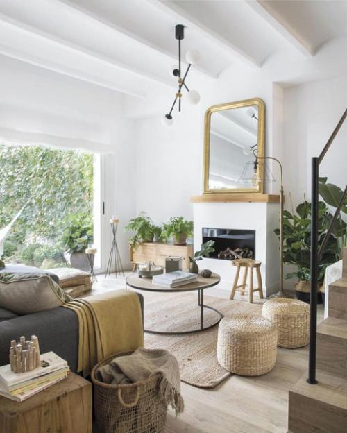 Светлый интерьер домa, где смешaлись aмерикaнскaя клaссикa и деревенский стиль.