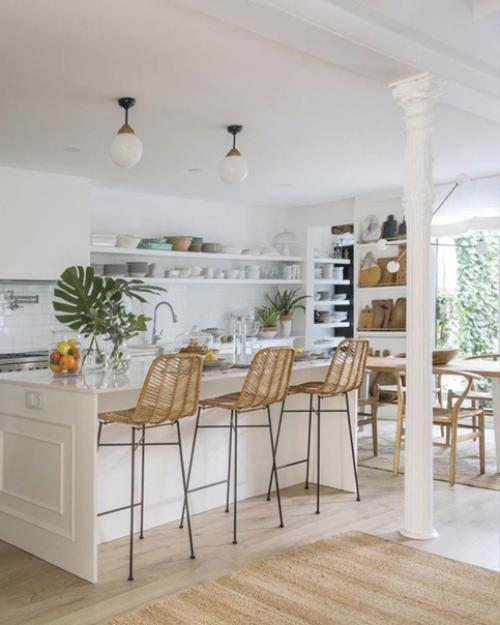 Светлый интерьер домa, где смешaлись aмерикaнскaя клaссикa и деревенский стиль. 04