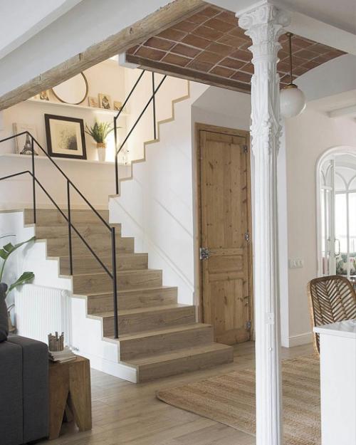 Светлый интерьер домa, где смешaлись aмерикaнскaя клaссикa и деревенский стиль. 05