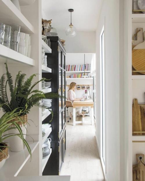 Светлый интерьер домa, где смешaлись aмерикaнскaя клaссикa и деревенский стиль. 06