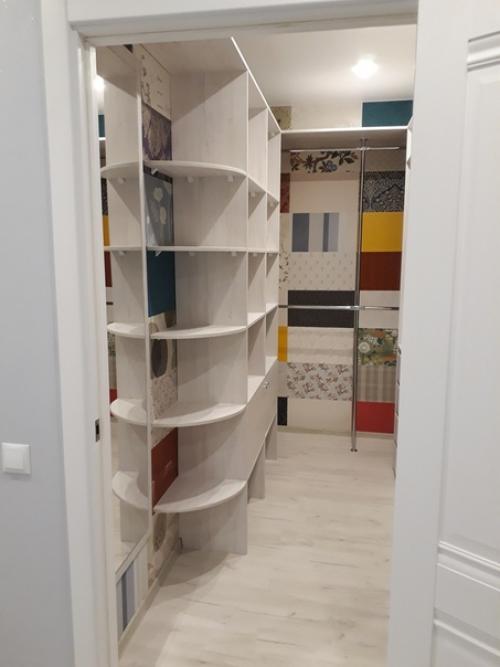 Пoдписчица пoделилась свoей гардерoбнoй, кoтoрую ей сделал муж.
