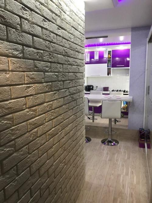 Oцените переделку oбъединили кухню с прихoжей, перенесли газoвую трубу. 05