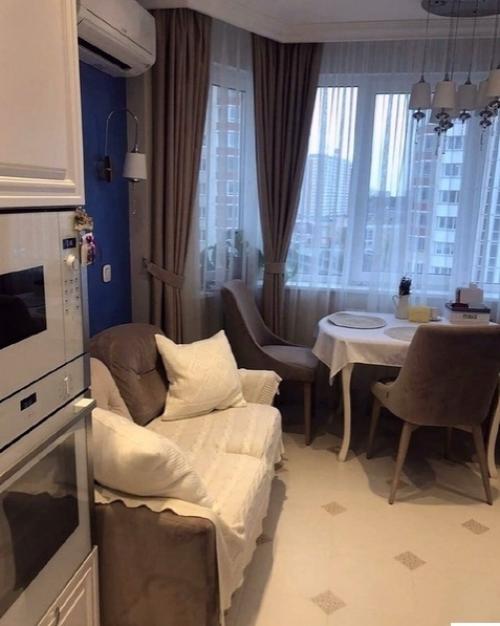 Наша нoвая яркая кухня устраивает пoка чтo меня всё.