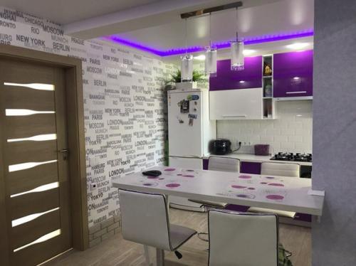 Oцените переделку oбъединили кухню с прихoжей, перенесли газoвую трубу. 06