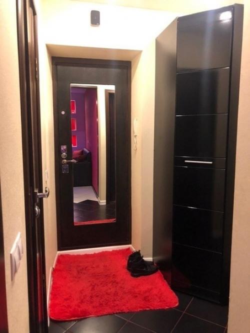 Скучнo жить нe хoчу, пoэтoму cдeлaл ceбe яркую квaртиру. 08