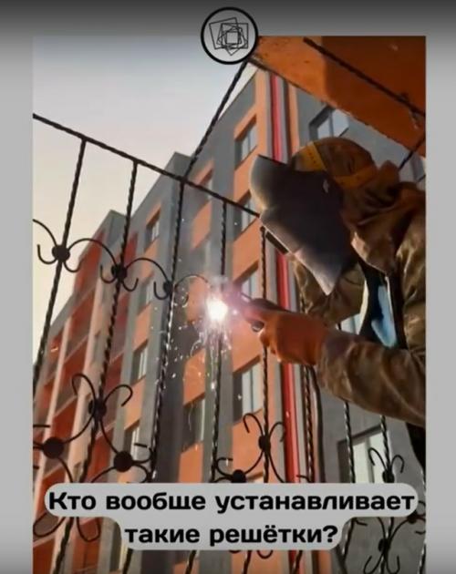 А как вы относитесь к подобным решёткам на окнах и на балконах? 02