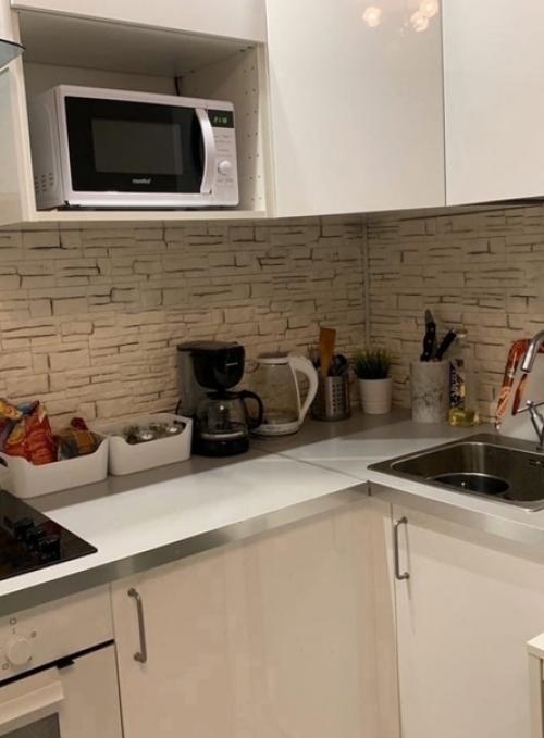 Молодая пара купила квартиру - студию. 01