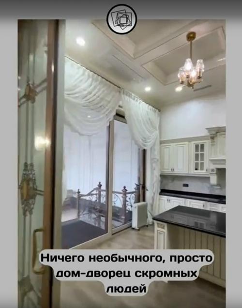 Вы не поверите, но в этом дворце живёт не депутат, а обычная семья. 01