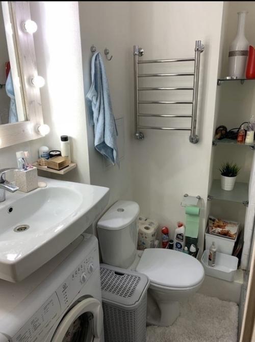 Молодая пара купила квартиру - студию. 02