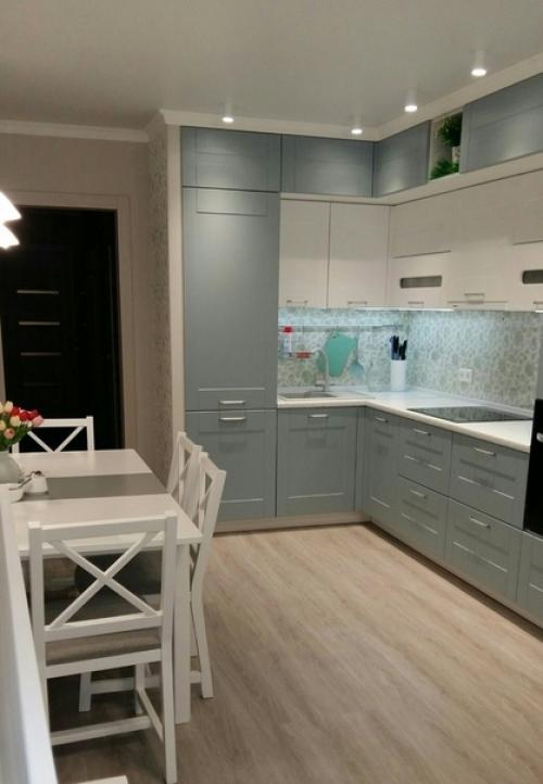 Кухня с диваном площадью 18 кв.