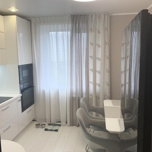 Белая кухня - лучший вариант для маленькой площади, т. к. увеличивает пространство. 03