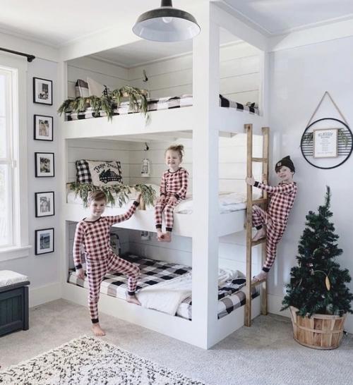 Трёхэтажная кровать для деток - хорошее решение, когда в детской мало места.