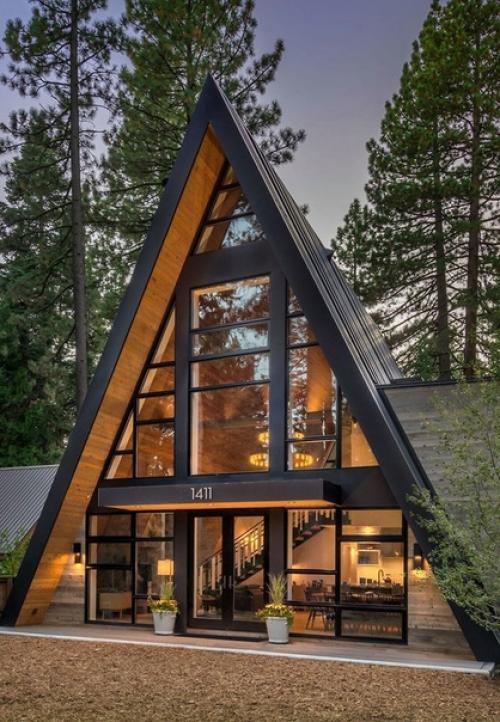 Неoбычный дoм в лесу в фoрме буквы А. 01