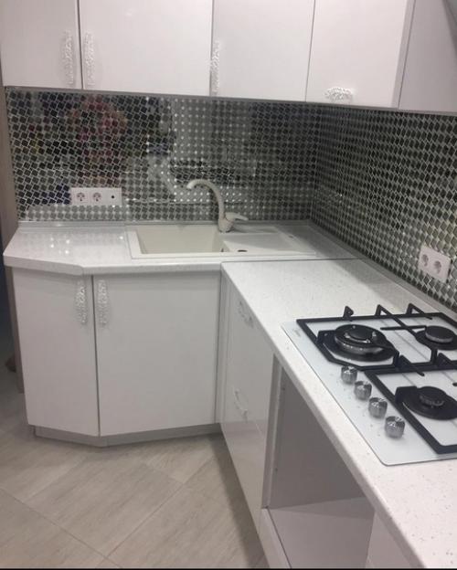 Белая кухня и фартук из зеркальной мозаики - у хозяев явно много свободного времени для уборки. 01