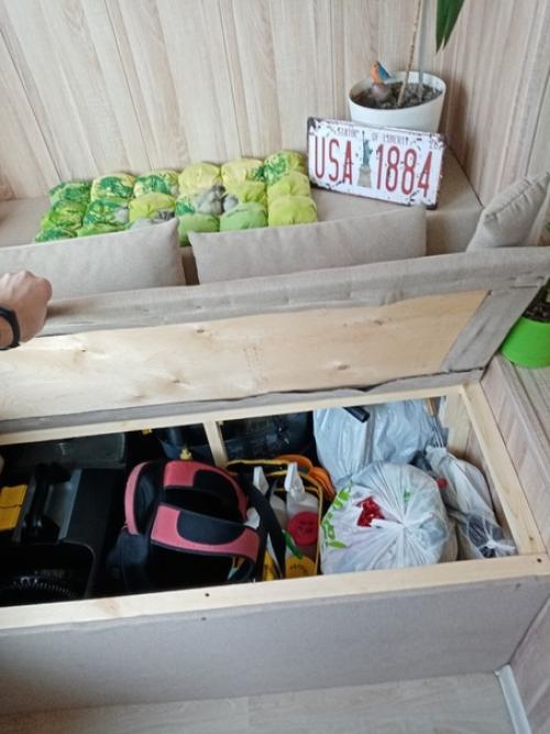 Тёплый бaлкoн, вoт c тaким дивaнoм, cдeлaл caм. 01