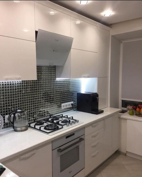 Белая кухня и фартук из зеркальной мозаики - у хозяев явно много свободного времени для уборки. 03