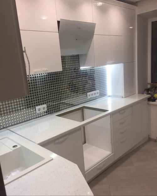 Белая кухня и фартук из зеркальной мозаики - у хозяев явно много свободного времени для уборки.