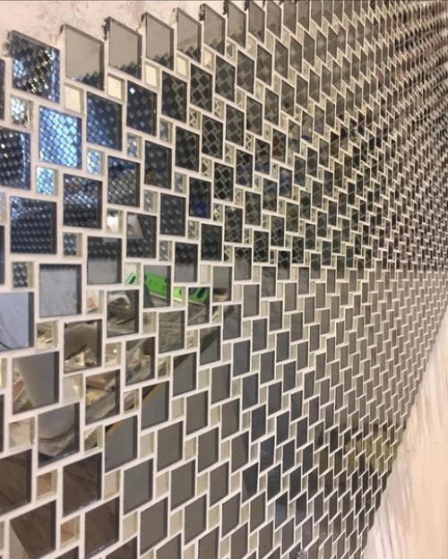 Белая кухня и фартук из зеркальной мозаики - у хозяев явно много свободного времени для уборки. 02