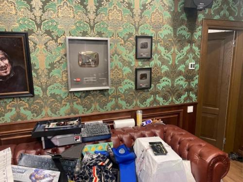 Юрий говорит, что он живет в такой Обстановке уже несколько лет и его все устраивает. 02