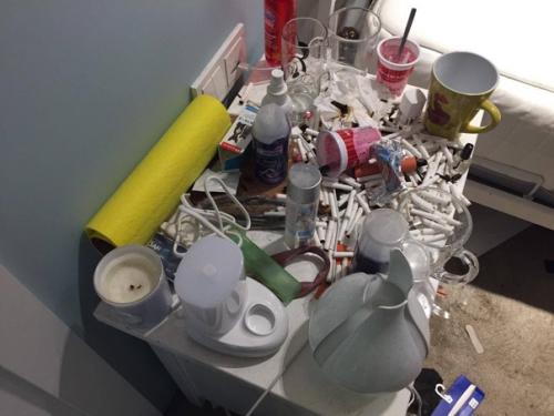 Юрий говорит, что он живет в такой Обстановке уже несколько лет и его все устраивает. 03