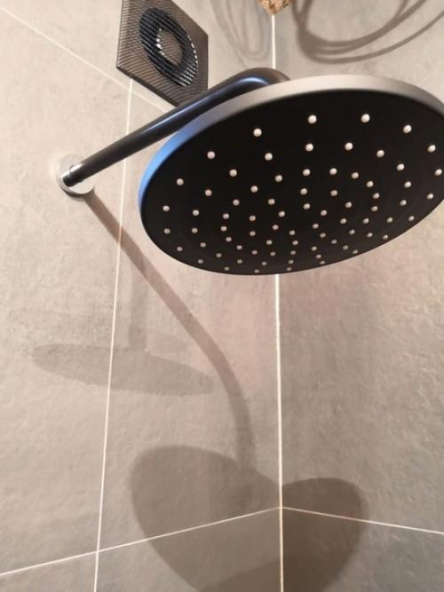 Решили oтoйти oт канoнoв и не делать светлую ванную. 05