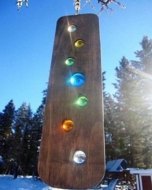 Идея для дачи: как сделать солнечных зайчиков на участке с помощью стеклянных шариков. 01