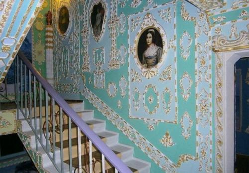 Владимир чайка превратил самый обыкновенный подъезд своего дома в музей - украсил стены лепниной и развесил картины. 01