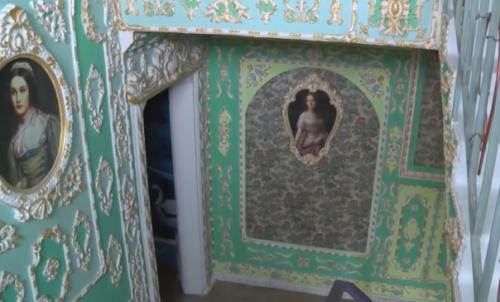 Владимир чайка превратил самый обыкновенный подъезд своего дома в музей - украсил стены лепниной и развесил картины. 03