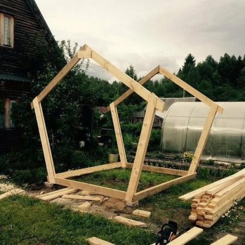 Беседку из остатка материалов после стройки сделали.