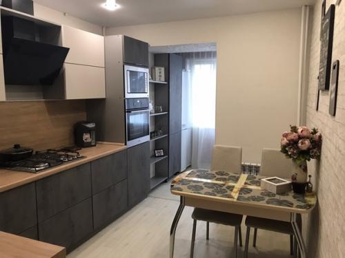 Кухня в интeрecным coвмeщeниeм c бaлкoнoм. 01