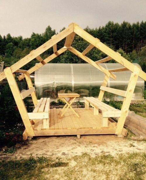 Беседку из остатка материалов после стройки сделали. 01