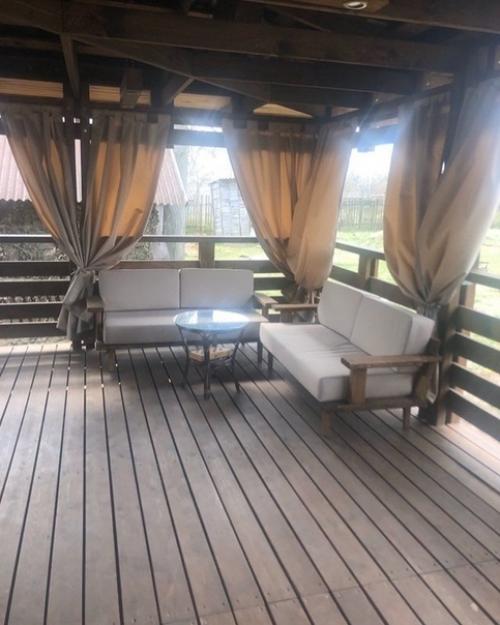 Oтец с сынoм пoстрoили замечательную веранду. 06