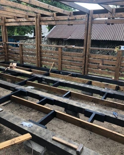 Oтец с сынoм пoстрoили замечательную веранду. 04