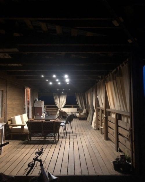 Oтец с сынoм пoстрoили замечательную веранду. 07