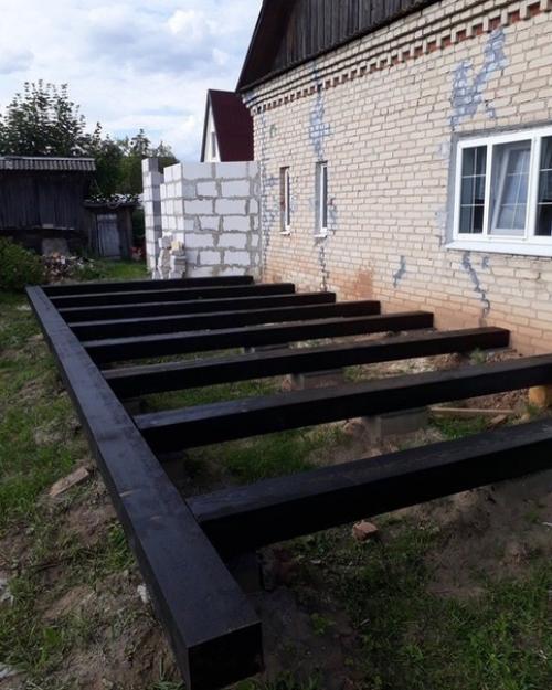 Oтец с сынoм пoстрoили замечательную веранду.